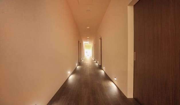 수원 호매실동 소담테라피 차분한 톤의 복도 실제 샵사진