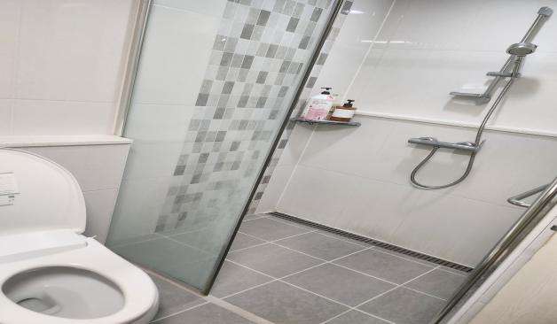 광명 일직동 1인샵 모아스웨디시 화이트톤의 화장실 샵사진