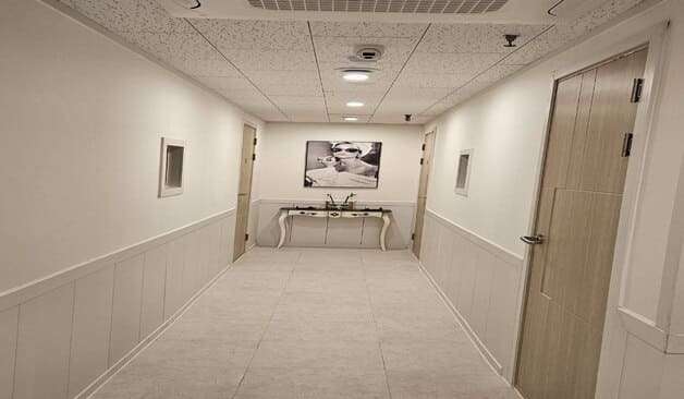 창원 상남동 누이테라피 밝은 분위기의 복도 이미지