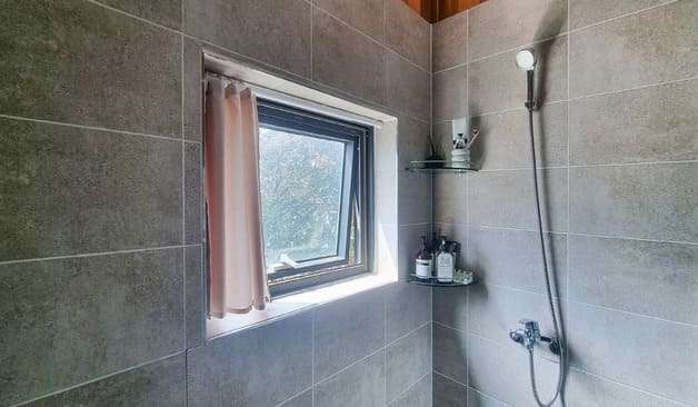 분당 정자 다올테라피 차분한 색감 타일의 샤워실 이미지