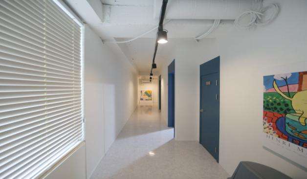 마포 도화동 루멘테라피 화이트톤의 밝은 복도 실사진