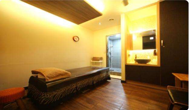 부평 라운지 노란빛 조명의 1인룸