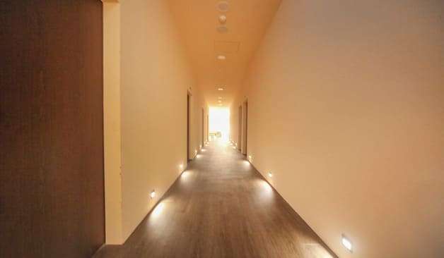 수원 호매실동 소담테라피 하단에 간접 조명이 있는 복도 실제 샵사진