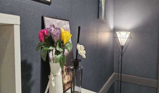 남양주 호평동 제니스 테라피 벽면 꽃과 조명의 콜라보레이션 실사진