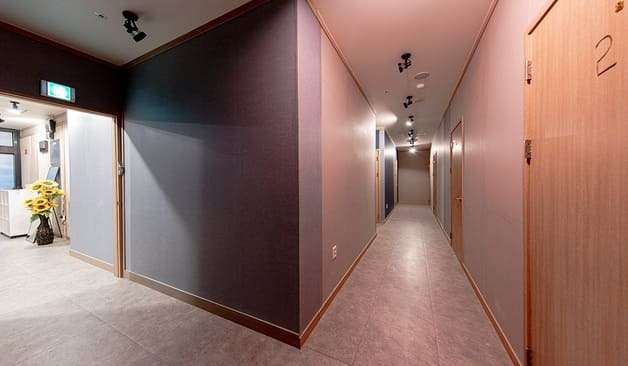 시흥 배곧 골드아로마테라피 미니멀한 복도 이미지2