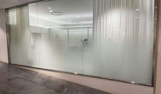 구로 헤드스파 크리시모 마사지샵 반투명 유리벽면 이미지