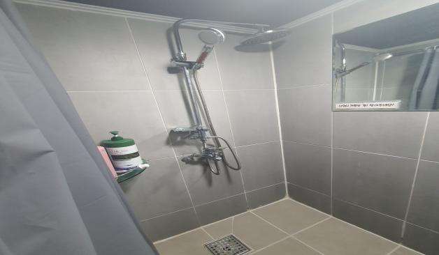 광주 북구 일곡동 컬러아로마 청결하게 관리되는 샤워실 내부 실사