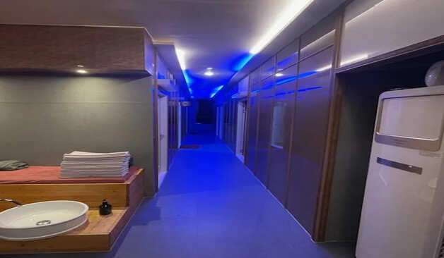 원주 반곡동 더샵테라피 푸른 조명의 복도 실제 샵사진