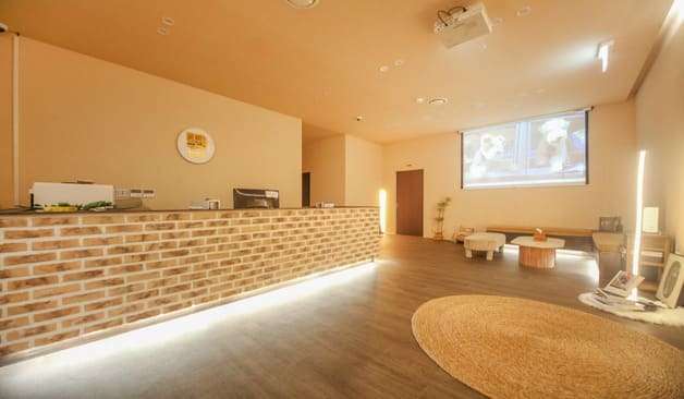 수원 호매실동 소담테라피 하단 조명이 눈에띄는 카운터 실제 샵사진