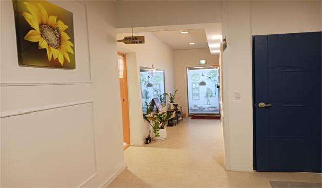 전주 중화산동 수아테라피 밝은 톤의 화사항 복도 실사진