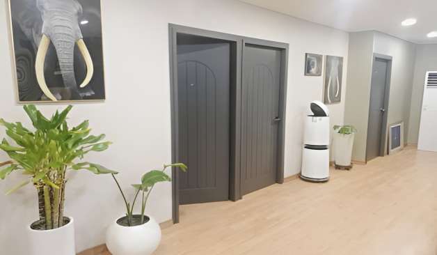 광주 첨단 오로나민C 마사지샵 화분이 있는 복도 실제 샵사진