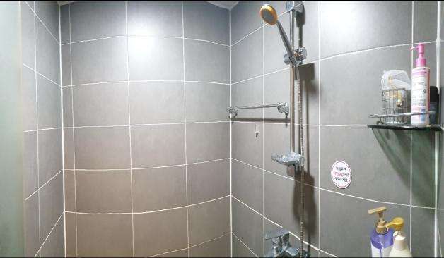 부평 라운지 깔끔하게 정돈된 샤워실